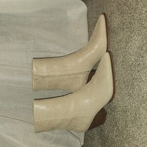 MATISSE Booties size 7